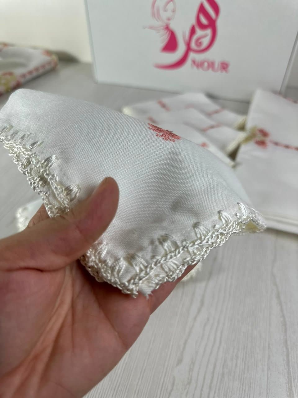 nappe point de croix avec 6 serviettes table basse