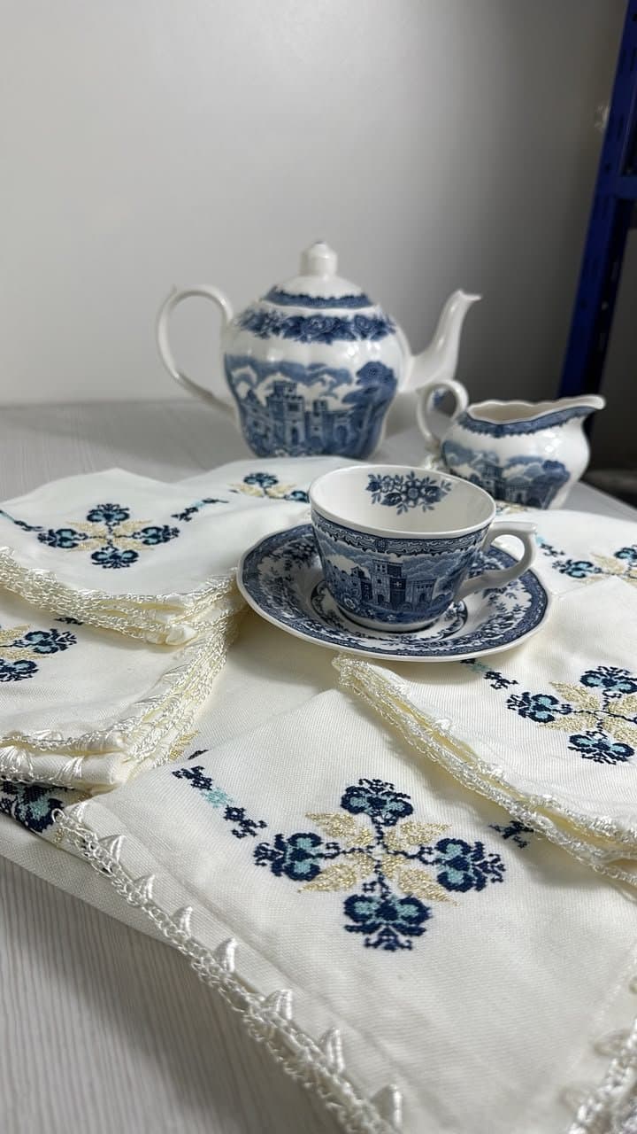 nappe point de croix avec 6 serviettes table basse