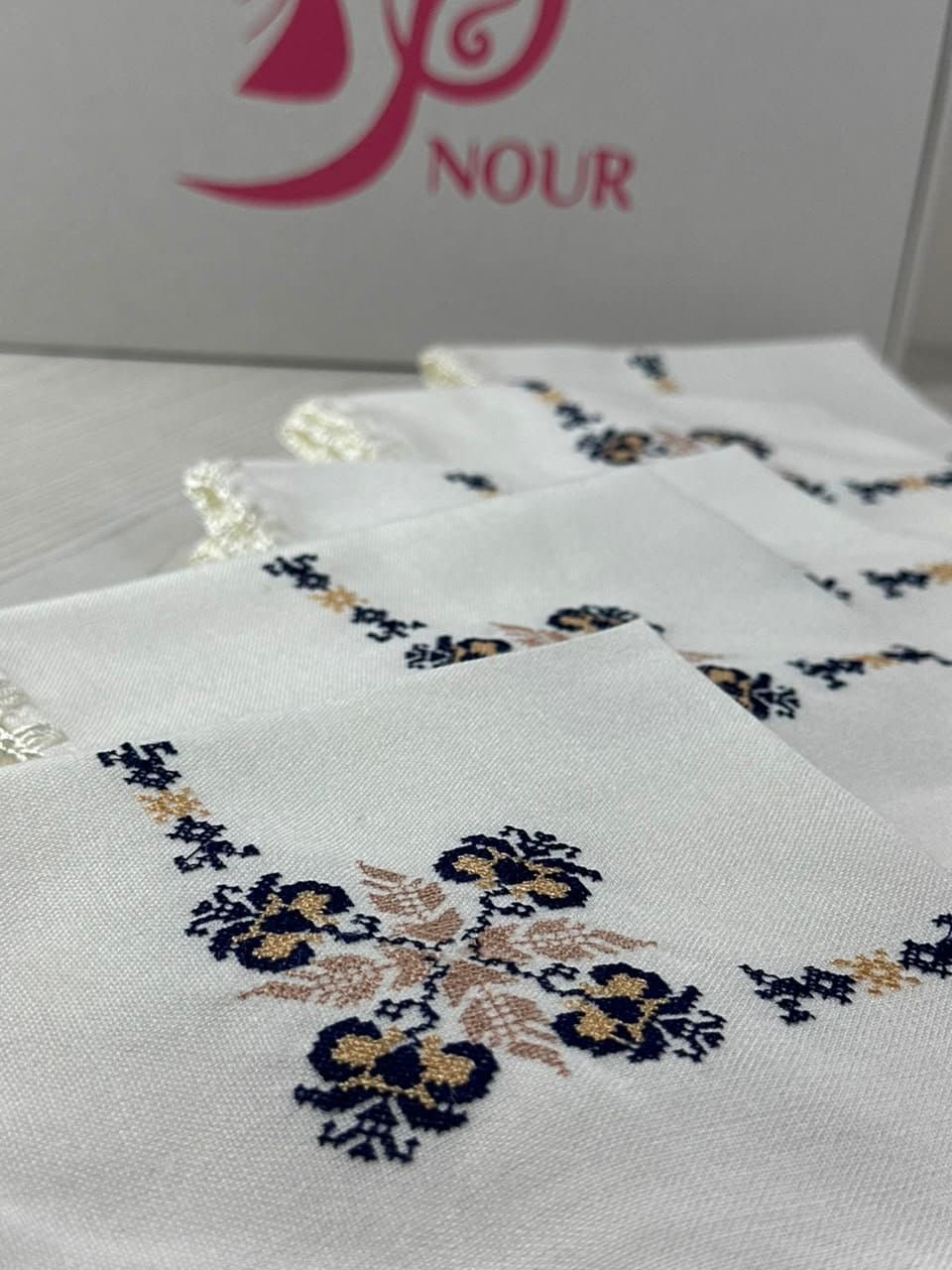nappe point de croix avec 6 serviettes table basse
