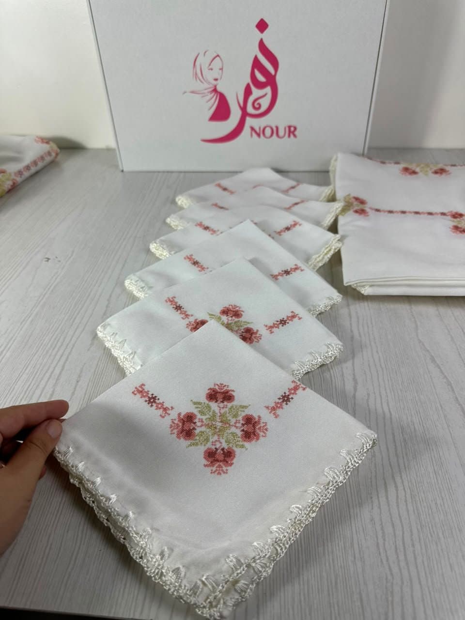 nappe point de croix avec 6 serviettes table basse